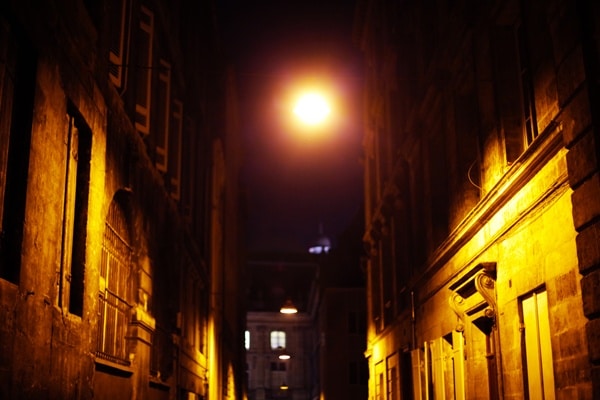 Une ruelle de Bordeaux la nuit