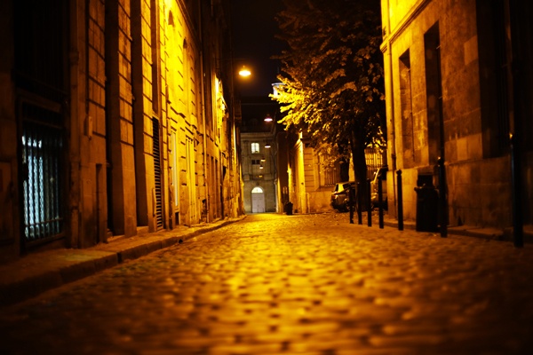 Une ruelle de Bordeaux la nuit