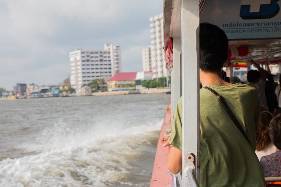 En bateau sur le Chao Phraya à Bangkok 