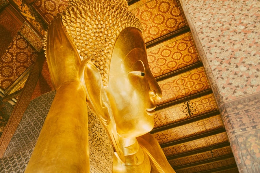 La tête du Bouddha Allongé à Bangkok