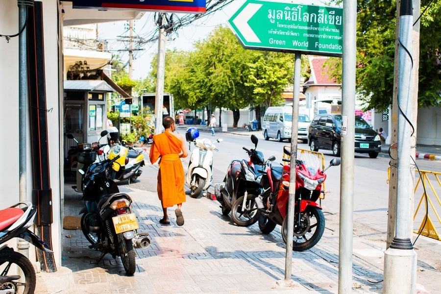 Une moine dans les rues de Bangkok