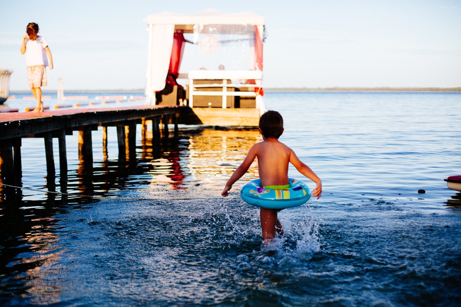 Un enfant en bouée sur le lac de Biscarrosse