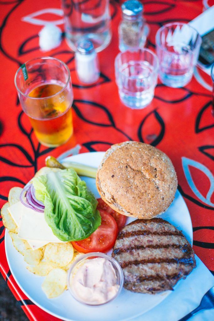 Nous avons dégusté un excellent hamburger avec un steak cuit au barbecue à Stockholm