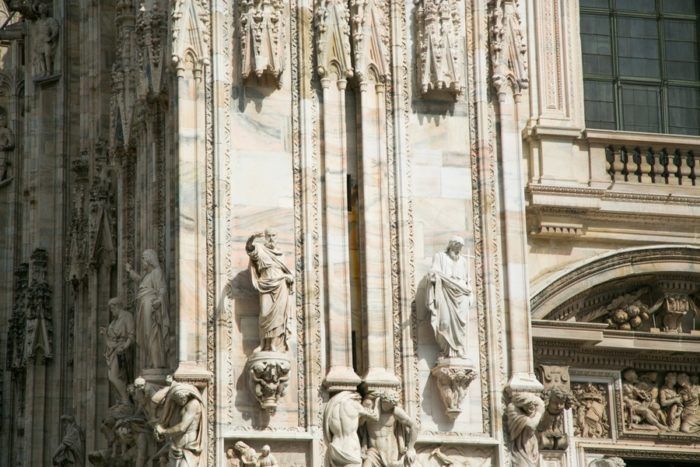 Les statues sur la façade en marbre du Duomo de Milan