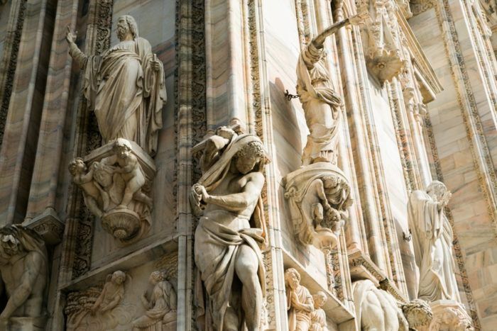 Statues sur la façade du Duomo de Milan