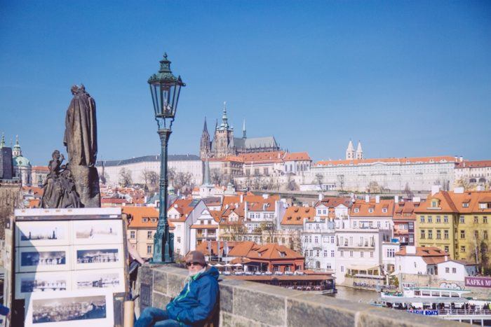 Vue sur le Château de Prague depuis le Pont Charles