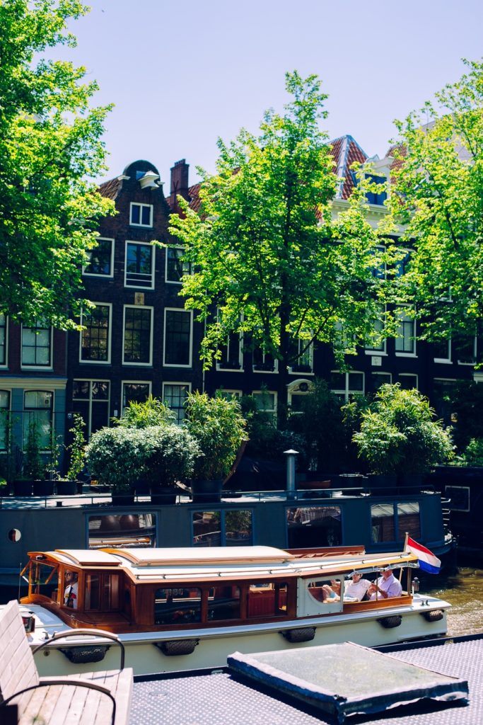 Un bar sur un bateau dans le quartier rouge à Amsterdam