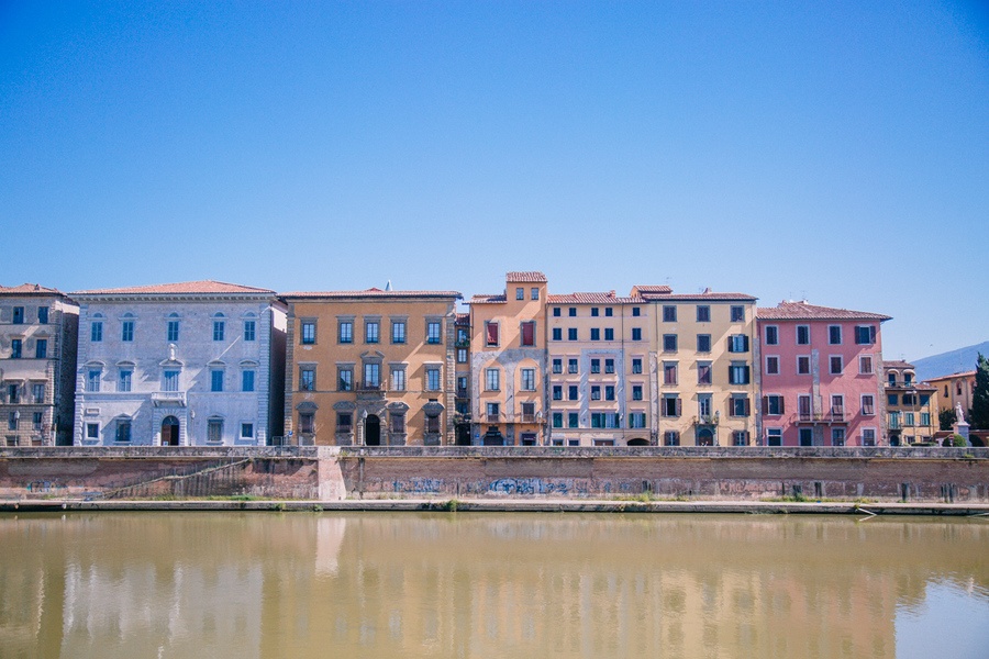 Les rives du fleuve de l'Arno à Pise