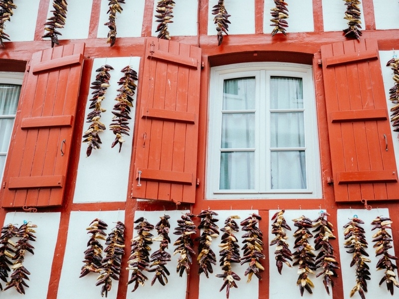 Les piments accrochés aux façades du Pays Basque