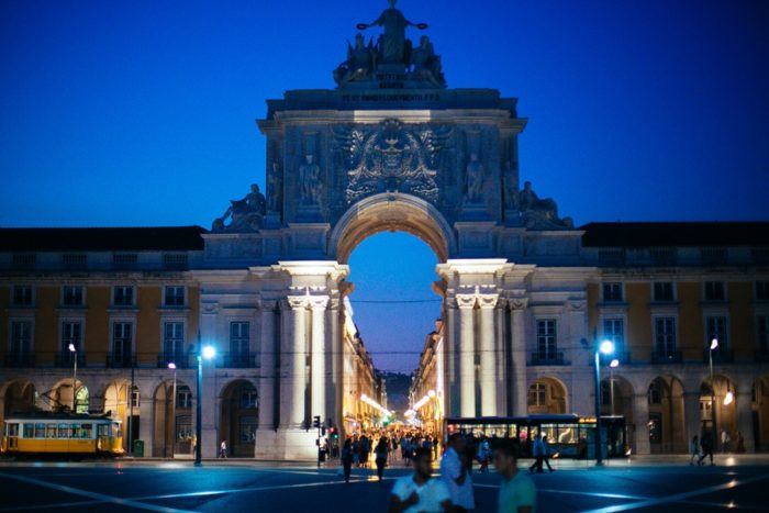 La Praça do Comércio de nuit à Lisbonne