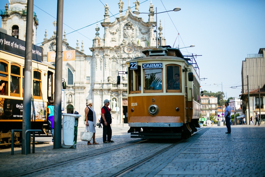 Monter dans le tramway de Porto
