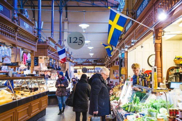Le marché couvert de Saluhallen à Stockholm