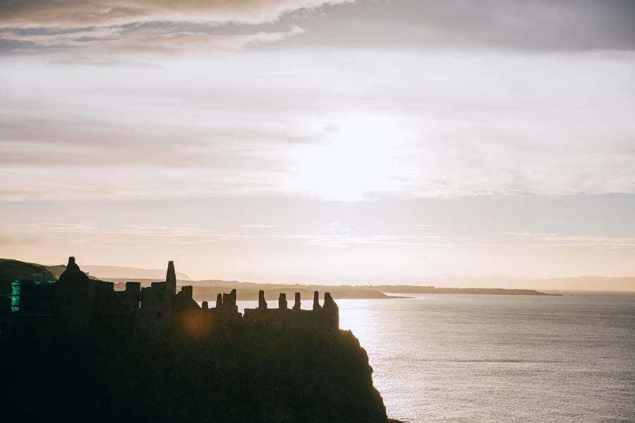Le coucher de soleil sur Dunluce Castle en Irlande