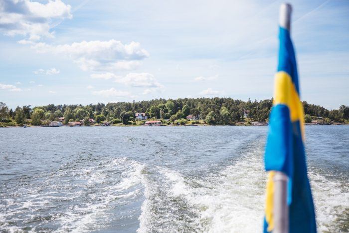 Le drapeau suédois sur l'Archipel de Stockholm 