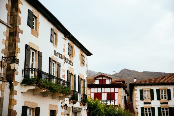 L'Hôtel Arraya sur la place du village