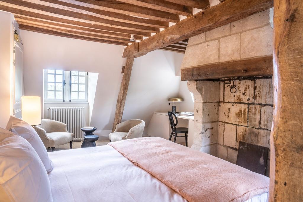Chambre avec cheminée en pierre Les Manoirs des Portes de Deauville