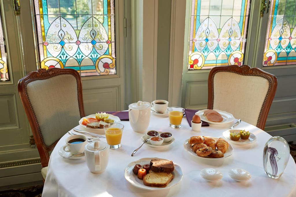 petit-dejeuner chateau hotel grand barrail