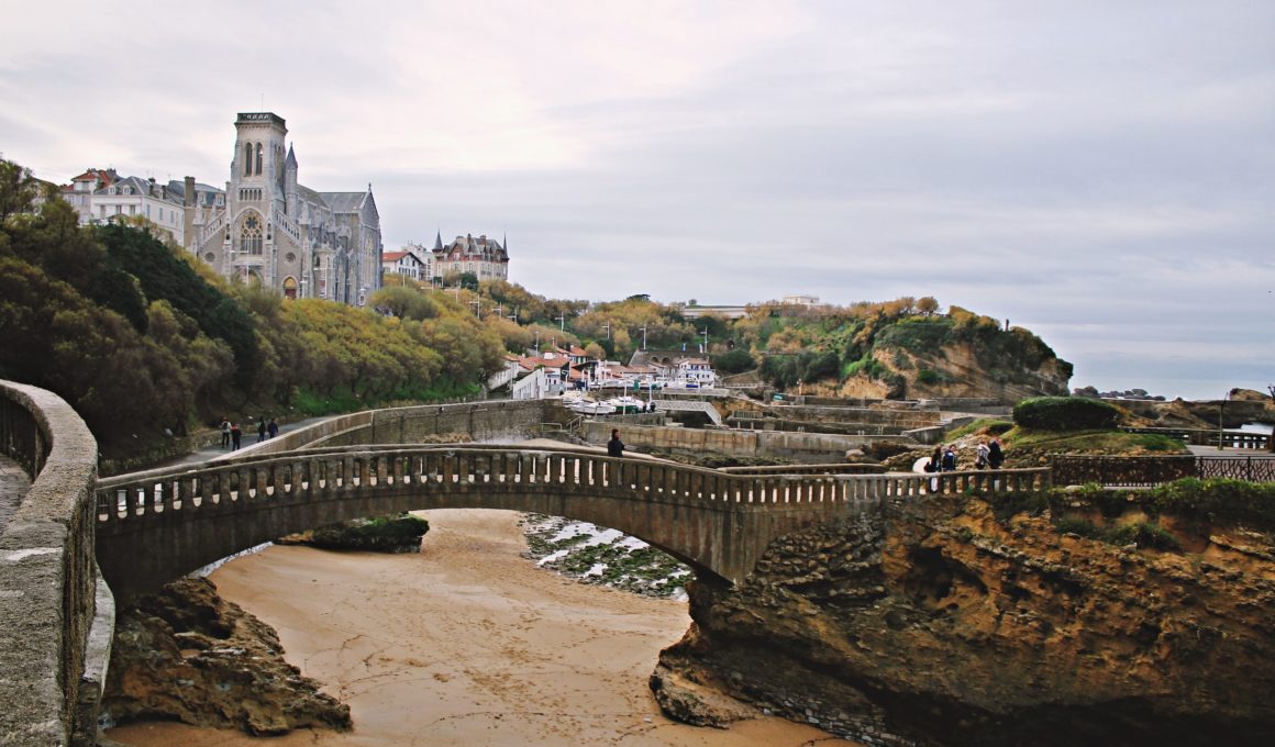 Ville d'Aquitaine en bord de mer, avec un pont de pierre