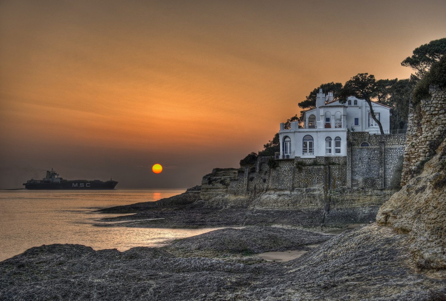 Week-end de Gironde, vue de la plage et villa en bord de mer