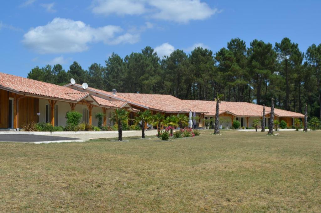 Hôtel du Lac Casteljaloux, vue extérieure jardin et bâtiment type village-vacance