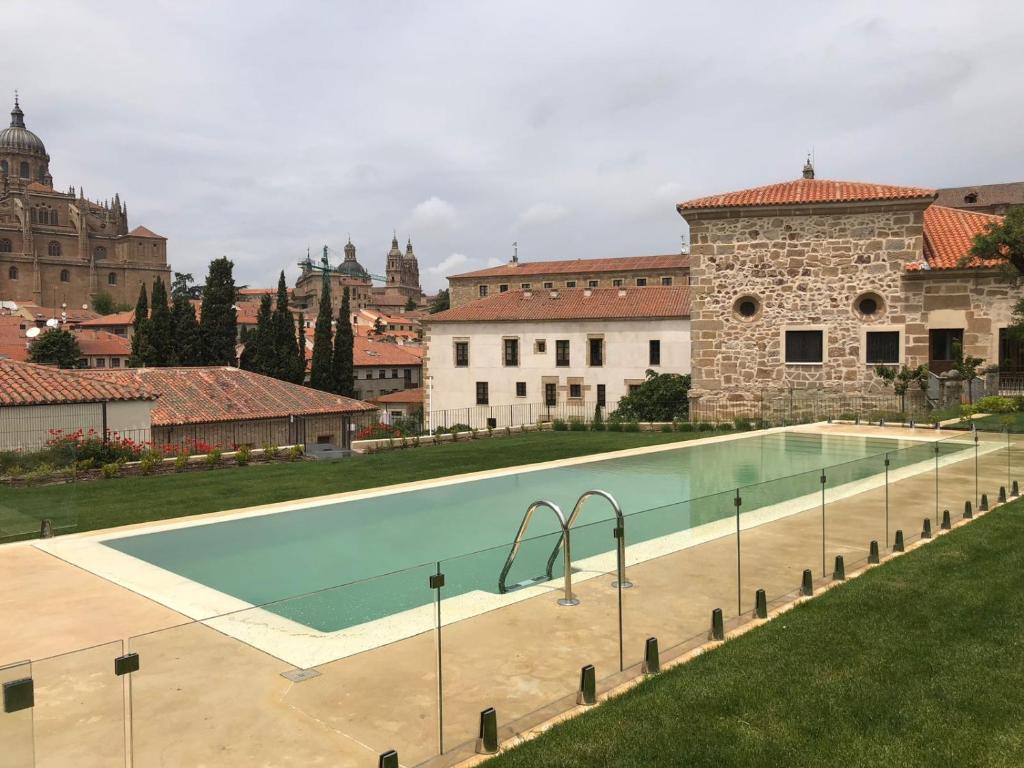 Hôtel Espagne - vue extérieur sur la piscine de l'hôtel San Esteban de Salamanque 