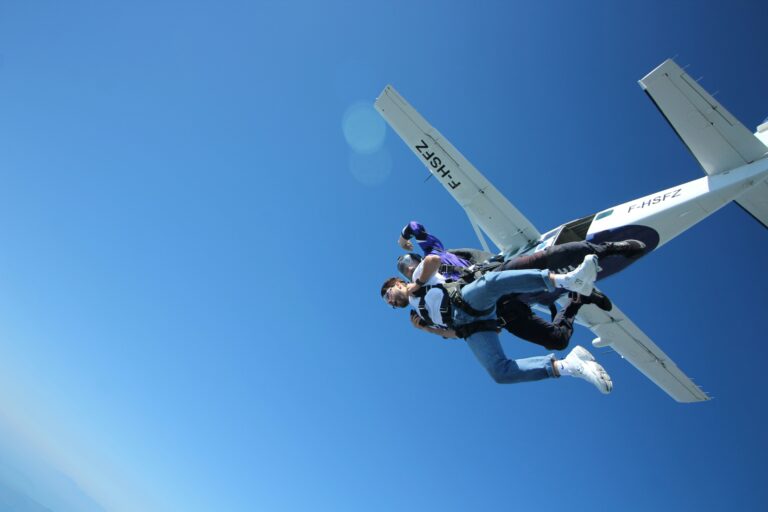 Saut parachute Bretagne : 4 lieux incontournables avec les meilleurs avis